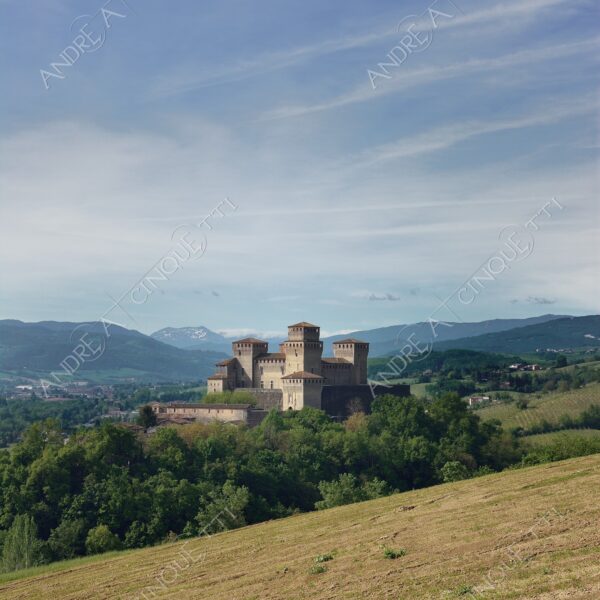 castelli del ducato di parma e piacenza castello castle torre tower antico ancient borgo borough village