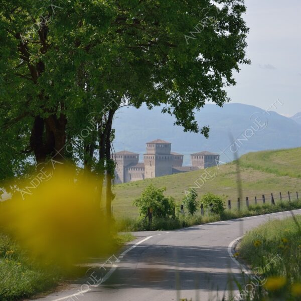 castelli del ducato di parma e piacenza castello castle torre tower antico ancient borgo borough village