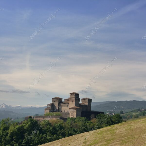 castelli del ducato di parma e piacenza castello castle torre tower antico ancient borgo borough village