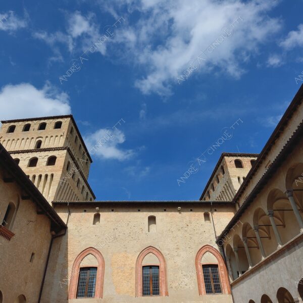castelli del ducato di parma e piacenza castello castle torre tower antico ancient borgo borough village