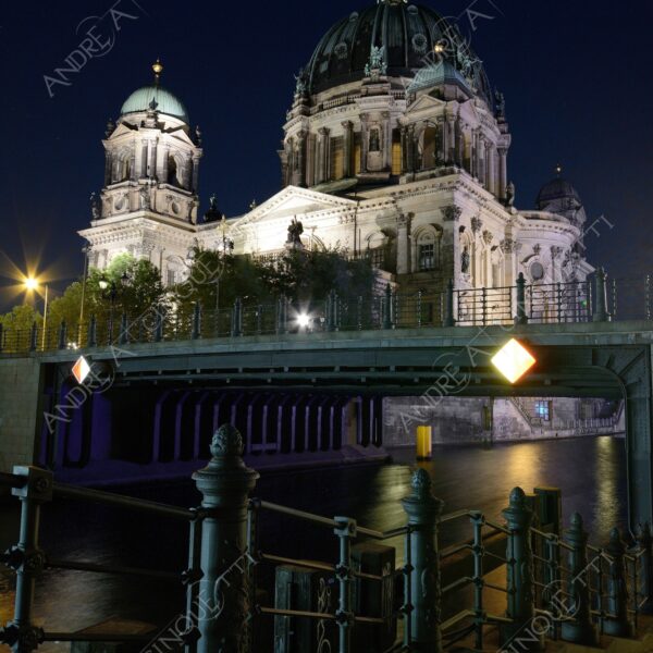germania germany berlino berlin isola dei musei fiume river lunga esposizione long exsosure cupola dome ponte bridge
