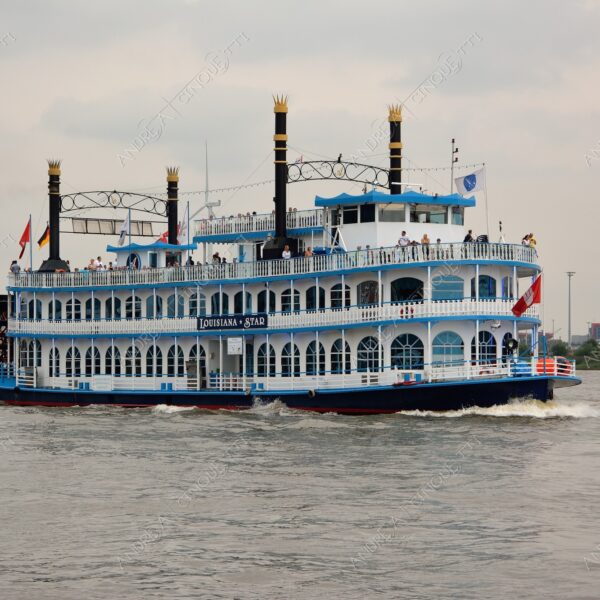 germania germany amburgo hamburg fiume river elbe traghetto ferry boat