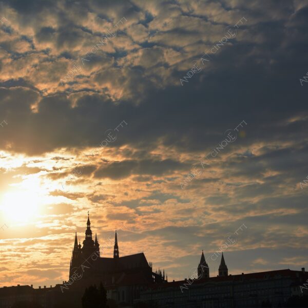 repubblica ceca czech repubblic praga prague tramonto sunset sundown crepuscolo dusk twilight alba sunrise chiesa church cattedrale cathedral profilo silhouette controluce backlight backlit