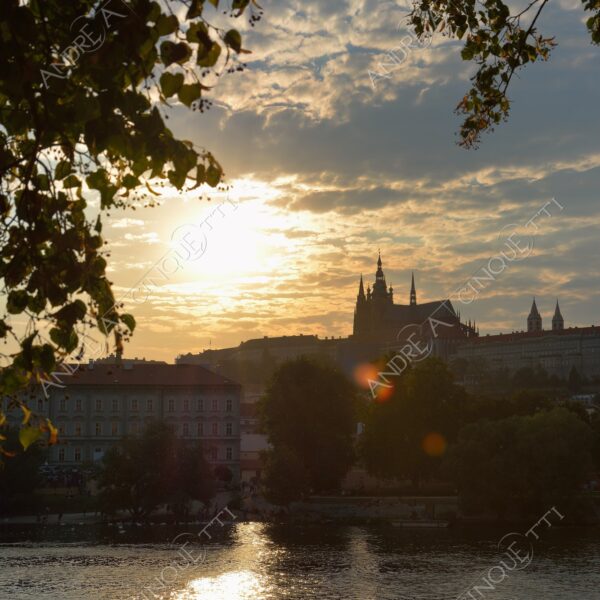 repubblica ceca czech repubblic praga prague tramonto sunset sundown crepuscolo dusk twilight alba sunrise chiesa church cattedrale cathedral profilo silhouette controluce backlight backlit fiume river moldava
