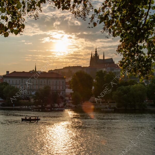 repubblica ceca czech repubblic praga prague tramonto sunset sundown crepuscolo dusk twilight alba sunrise chiesa church cattedrale cathedral profilo silhouette controluce backlight backlit fiume river moldava