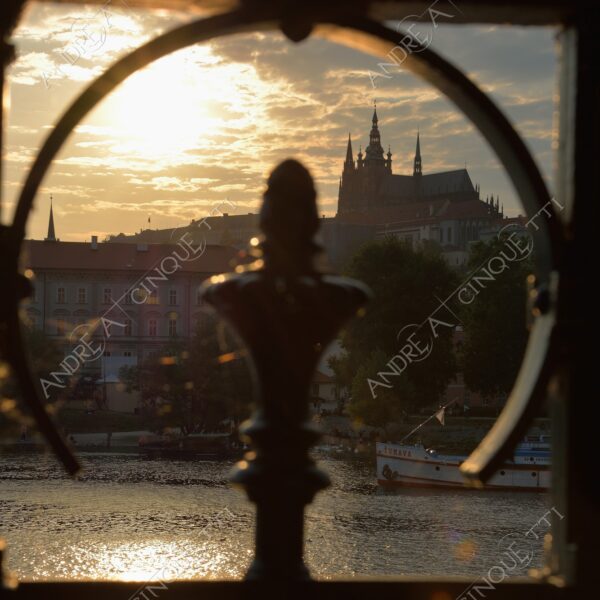 repubblica ceca czech repubblic praga prague tramonto sunset sundown crepuscolo dusk twilight alba sunrise chiesa church cattedrale cathedral profilo silhouette controluce backlight backlit fiume river moldava