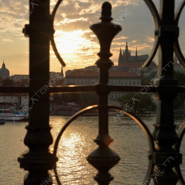 repubblica ceca czech repubblic praga prague tramonto sunset sundown crepuscolo dusk twilight alba sunrise chiesa church cattedrale cathedral profilo silhouette controluce backlight backlit fiume river moldava