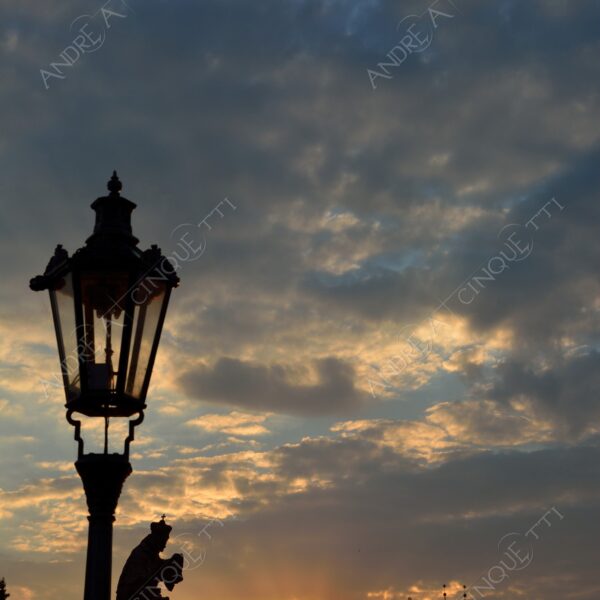 repubblica ceca czech repubblic praga prague tramonto sunset sundown crepuscolo dusk twilight alba sunrise profilo silhouette controluce backlight backlit statua statue lampione street light lamp lamppost