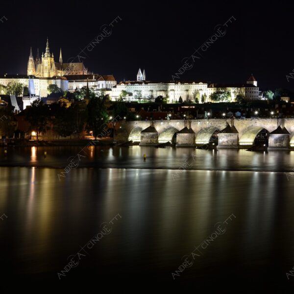repubblica ceca czech repubblic praga prague castello castle fiume river moldova ponte bridge castello castle lunga esposizione long exposure riflessi reflections ponte carlo