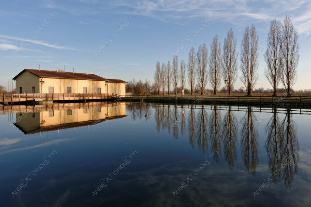 paullo canale canal channel muzza riflessi reflections specchio mirror tramonto sunset sundown blue hour alba sunrise crepuscolo dusk twilight alberi tree nuvole clouds diga dam