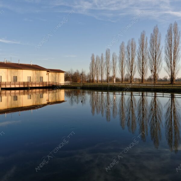 paullo canale canal channel muzza riflessi reflections specchio mirror tramonto sunset sundown blue hour alba sunrise crepuscolo dusk twilight alberi tree nuvole clouds diga dam