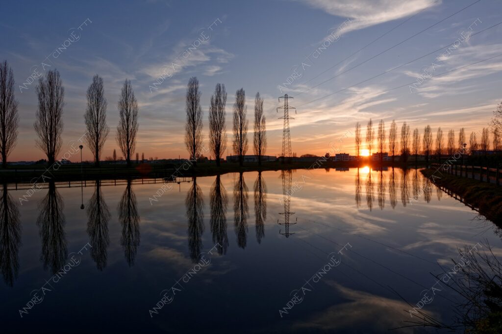 paullo canale canal channel muzza riflessi reflections specchio mirror tramonto sunset sundown blue hour alba sunrise crepuscolo dusk twilight alberi tree nuvole clouds