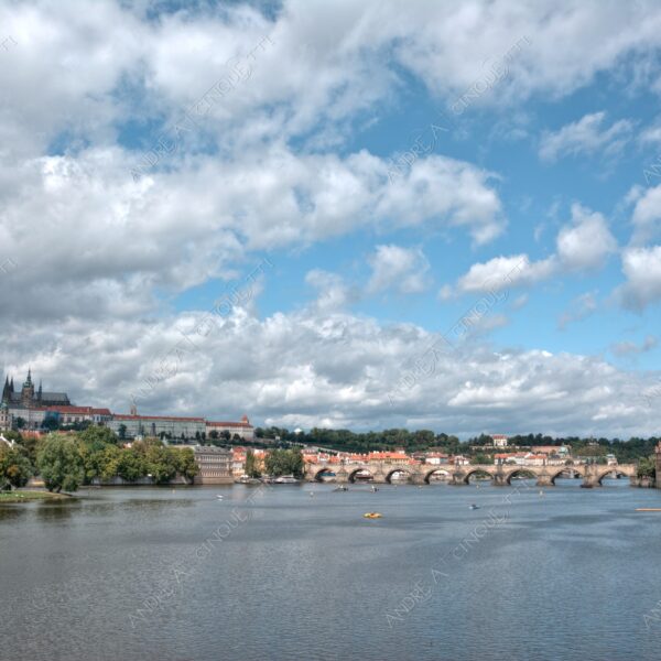repubblica ceca czech repubblic praga prague castello castle fiume river moldova ponte bridge castello castle riflessi reflections ponte carlo cielo sky nuvole clouds