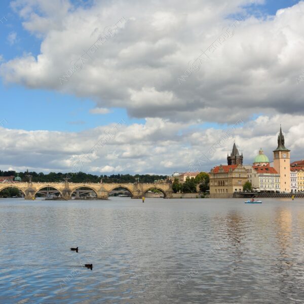 repubblica ceca czech repubblic praga prague castello castle fiume river moldova ponte bridge castello castle riflessi reflections ponte carlo cielo sky nuvole clouds