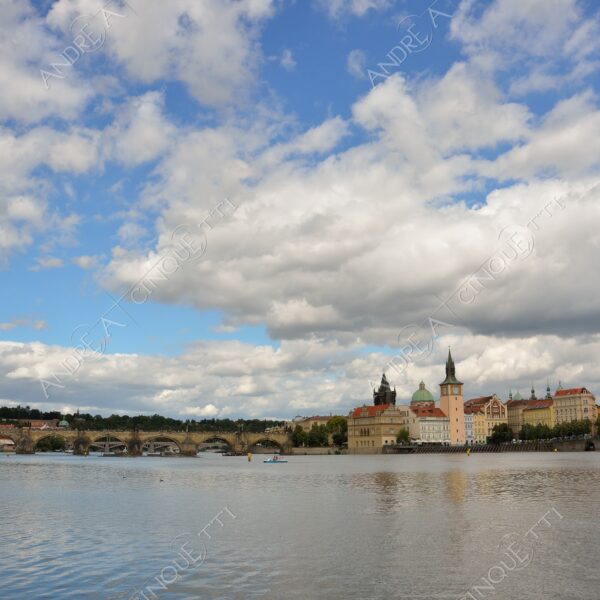 repubblica ceca czech repubblic praga prague castello castle fiume river moldova ponte bridge castello castle riflessi reflections ponte carlo cielo sky nuvole clouds