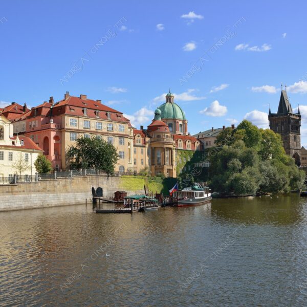 repubblica ceca czech repubblic praga prague castello castle fiume river moldova ponte bridge castello castle riflessi reflections ponte carlo cielo sky nuvole clouds