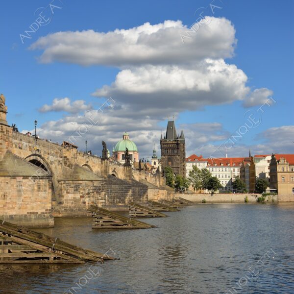 repubblica ceca czech repubblic praga prague castello castle fiume river moldova ponte bridge castello castle riflessi reflections ponte carlo cielo sky nuvole clouds