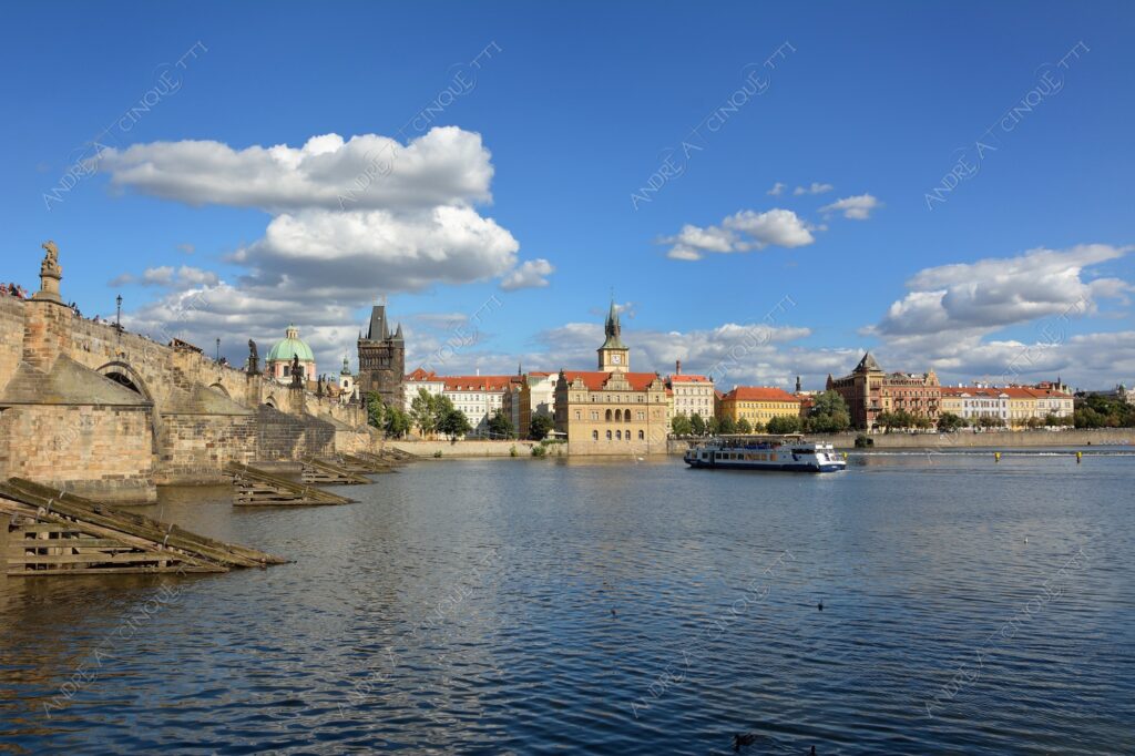 repubblica ceca czech repubblic praga prague castello castle fiume river moldova ponte bridge castello castle riflessi reflections ponte carlo cielo sky nuvole clouds