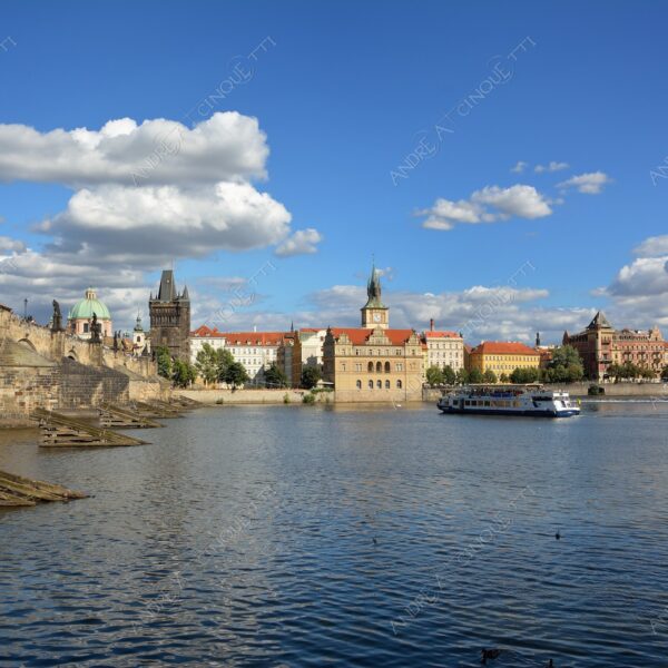 repubblica ceca czech repubblic praga prague castello castle fiume river moldova ponte bridge castello castle riflessi reflections ponte carlo cielo sky nuvole clouds