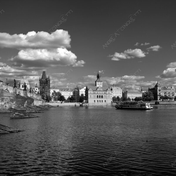 repubblica ceca czech repubblic praga prague castello castle fiume river moldova ponte bridge castello castle riflessi reflections ponte carlo cielo sky nuvole clouds bianco e nero black and white