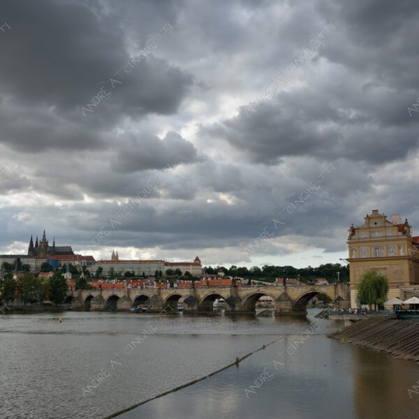 repubblica ceca czech repubblic praga prague castello castle fiume river moldova ponte bridge castello castle riflessi reflections ponte carlo cielo sky nuvole clouds