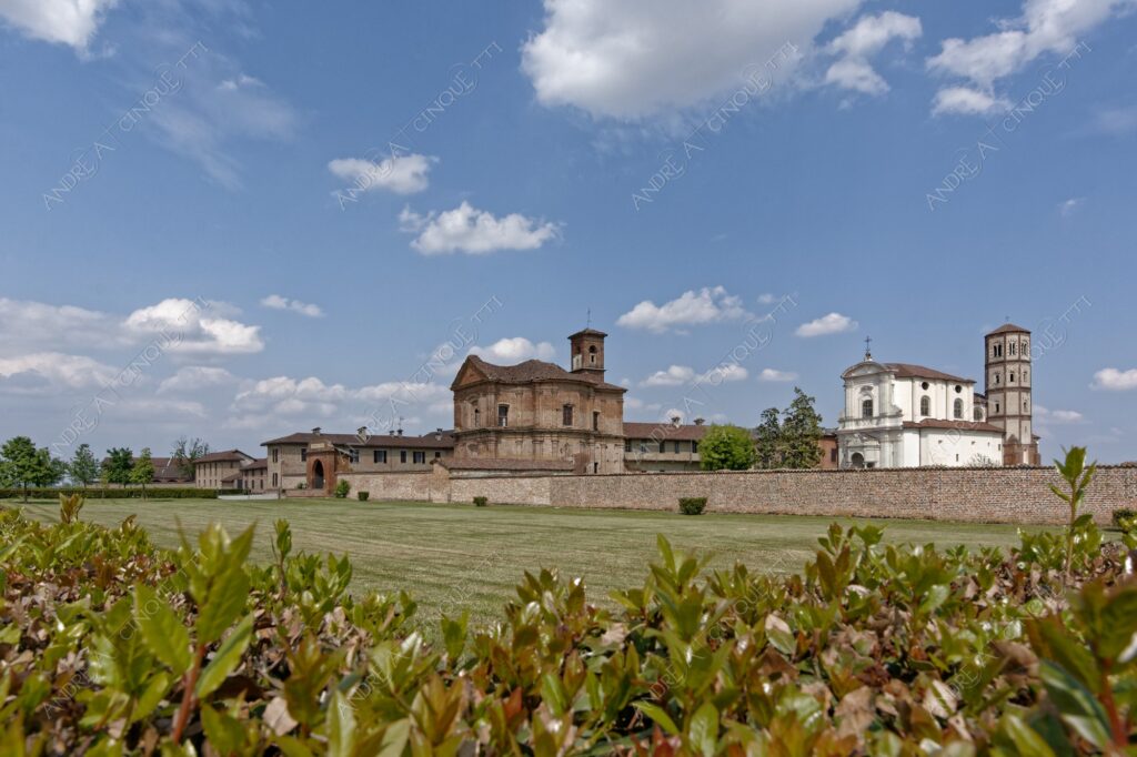 trino vercelli trino vercellese principato di lucedio chiesa church campanile bell tower steeple belfry nuvole clouds
