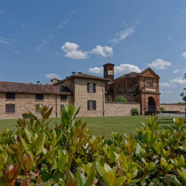 trino vercelli trino vercellese principato di lucedio chiesa church campanile bell tower steeple belfry nuvole clouds