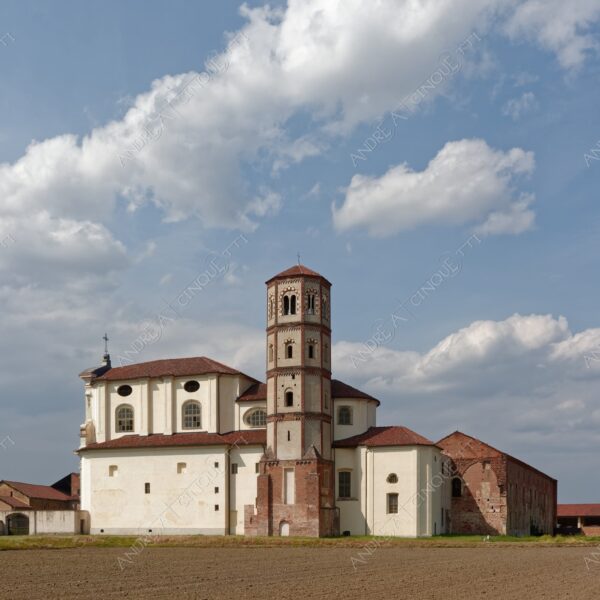 trino vercelli trino vercellese principato di lucedio chiesa church campanile bell tower steeple belfry nuvole clouds