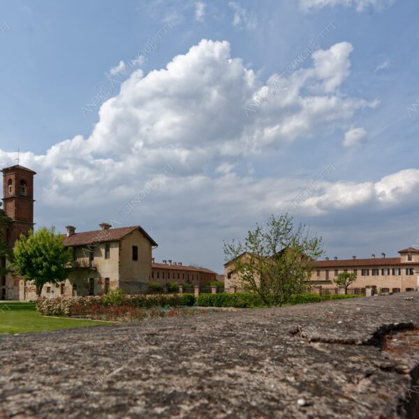 trino vercelli trino vercellese principato di lucedio chiesa church campanile bell tower steeple belfry nuvole clouds