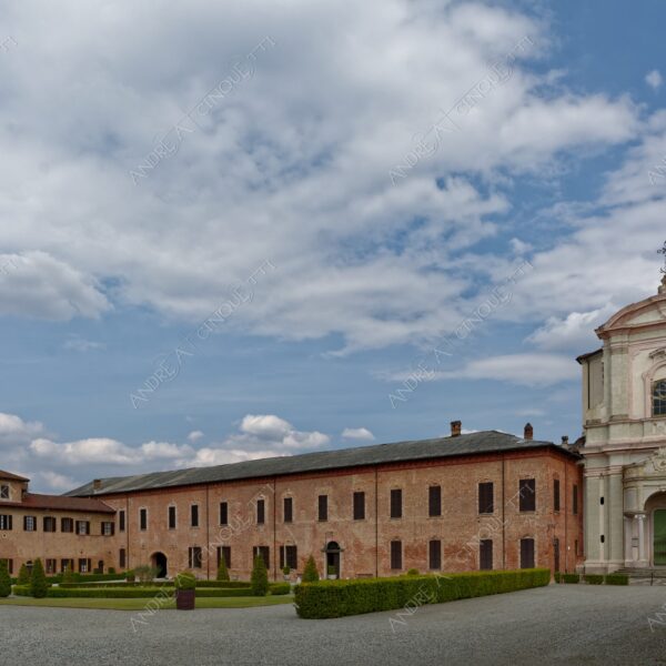 trino vercelli trino vercellese principato di lucedio chiesa church campanile bell tower steeple belfry nuvole clouds