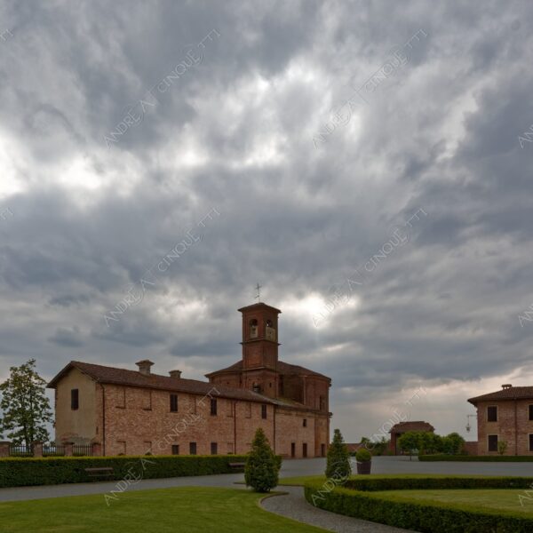 trino vercelli trino vercellese principato di lucedio chiesa church campanile bell tower steeple belfry nuvole clouds