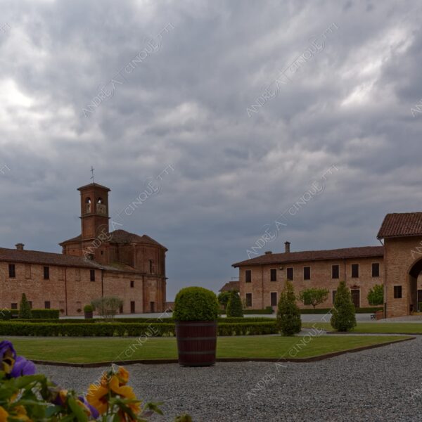trino vercelli trino vercellese principato di lucedio chiesa church campanile bell tower steeple belfry nuvole clouds