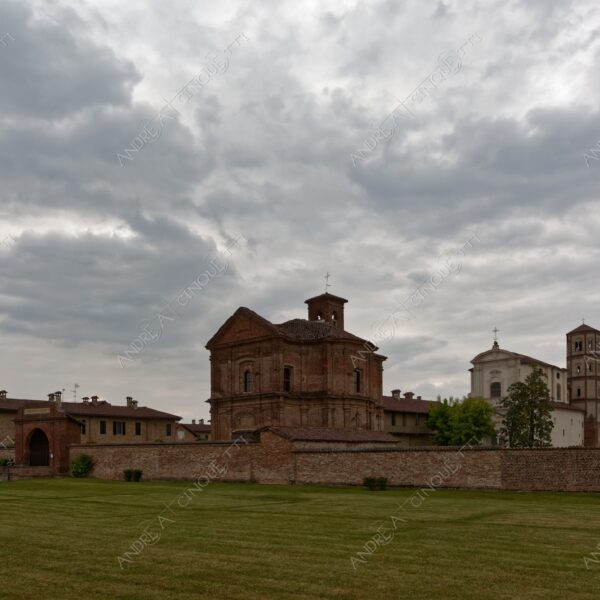 trino vercelli trino vercellese principato di lucedio chiesa church campanile bell tower steeple belfry nuvole clouds