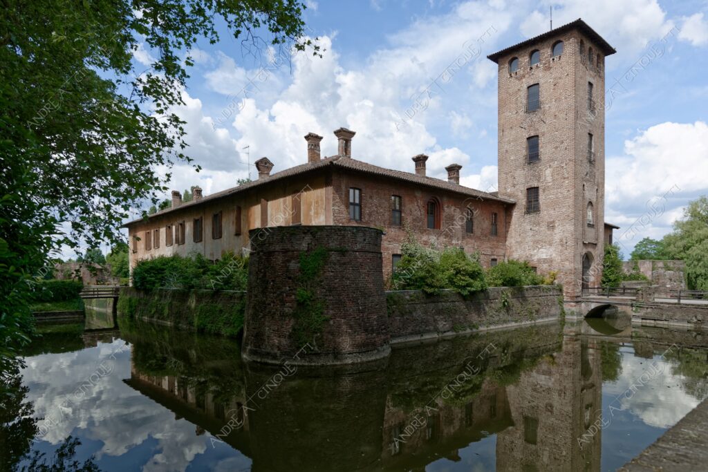 peschiera borromeo castello castle torre tower nuvole clouds fossato moat ponte bridge