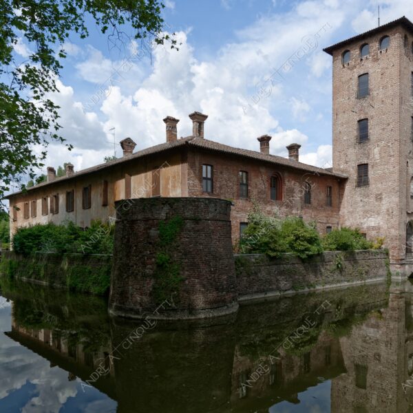 peschiera borromeo castello castle torre tower nuvole clouds fossato moat ponte bridge