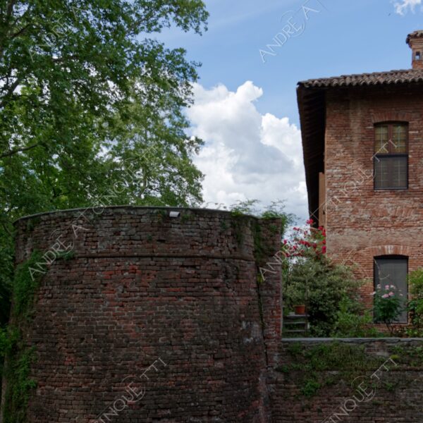peschiera borromeo castello castle torre tower nuvole clouds fossato moat ponte bridge