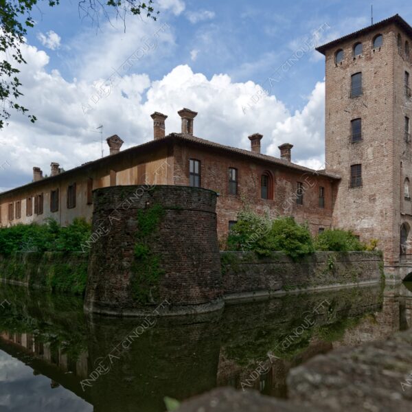 peschiera borromeo castello castle torre tower nuvole clouds fossato moat ponte bridge