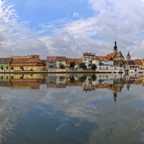germania germany kitzingen riflessi reflections specchio mirror fiume river elba elbe village paese country chiesa church campanile bell tower steeple belfry nuvole clouds