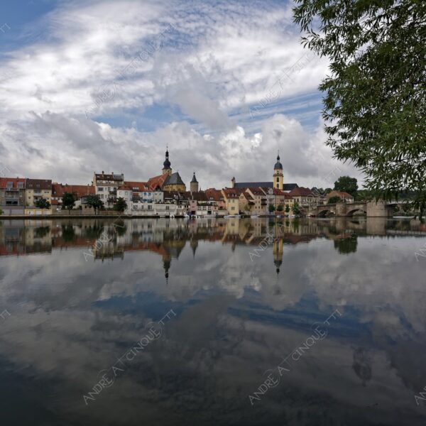 germania germany kitzingen riflessi reflections specchio mirror fiume river elba elbe village paese country chiesa church campanile bell tower steeple belfry nuvole clouds