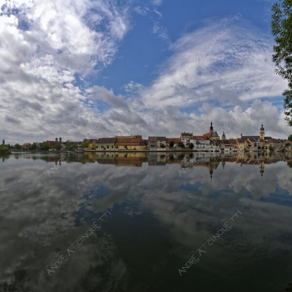 germania germany kitzingen riflessi reflections specchio mirror fiume river elba elbe village paese country chiesa church campanile bell tower steeple belfry nuvole clouds