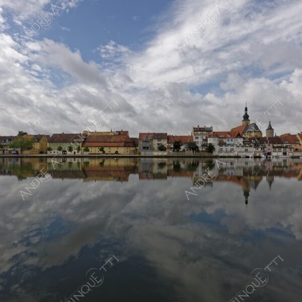 germania germany kitzingen riflessi reflections specchio mirror fiume river elba elbe village paese country chiesa church campanile bell tower steeple belfry nuvole clouds