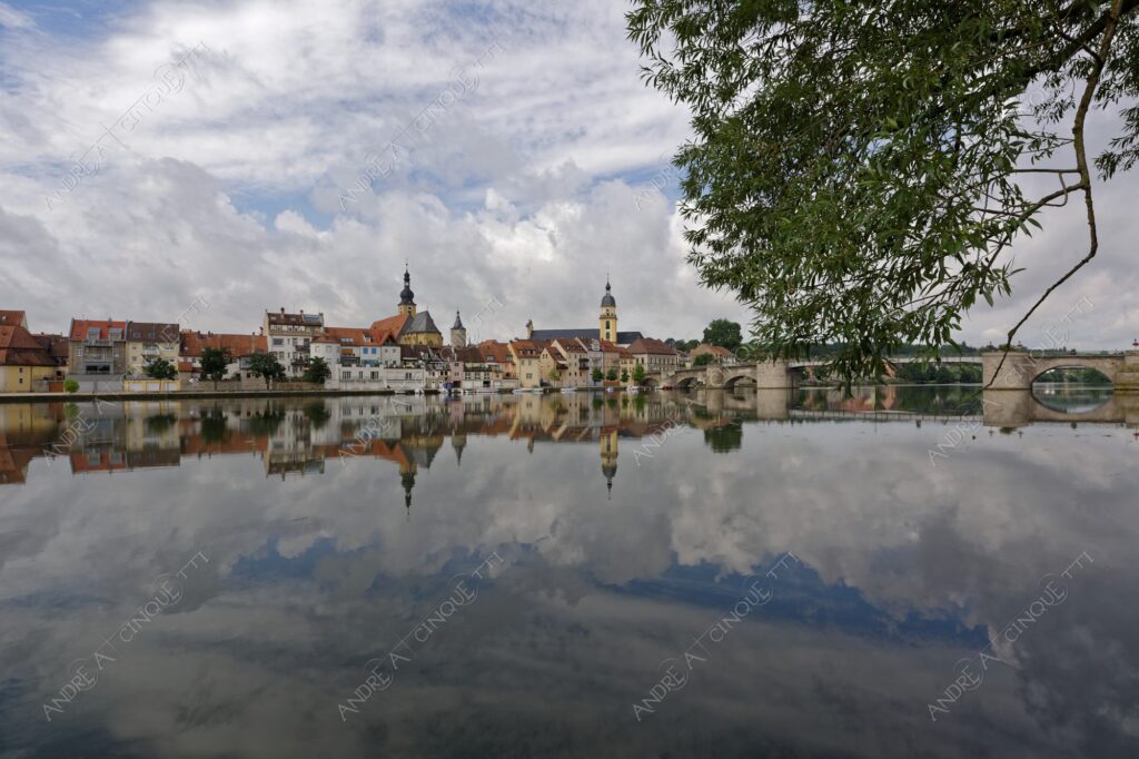 germania germany kitzingen riflessi reflections specchio mirror fiume river elba elbe village paese country chiesa church campanile bell tower steeple belfry nuvole clouds