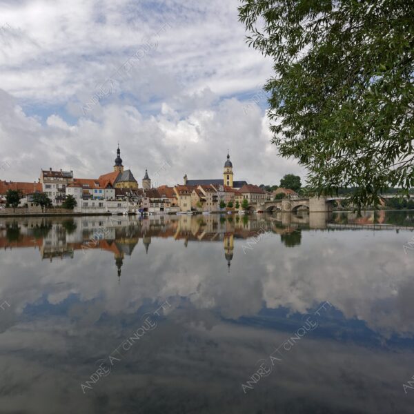 germania germany kitzingen riflessi reflections specchio mirror fiume river elba elbe village paese country chiesa church campanile bell tower steeple belfry nuvole clouds