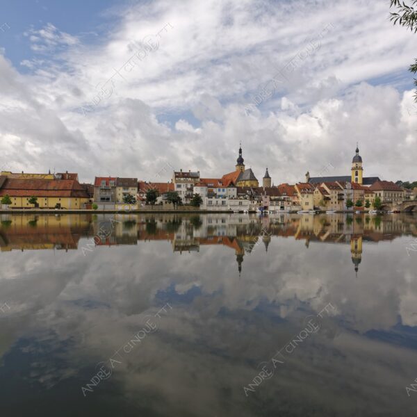 germania germany kitzingen riflessi reflections specchio mirror fiume river elba elbe village paese country chiesa church campanile bell tower steeple belfry nuvole clouds