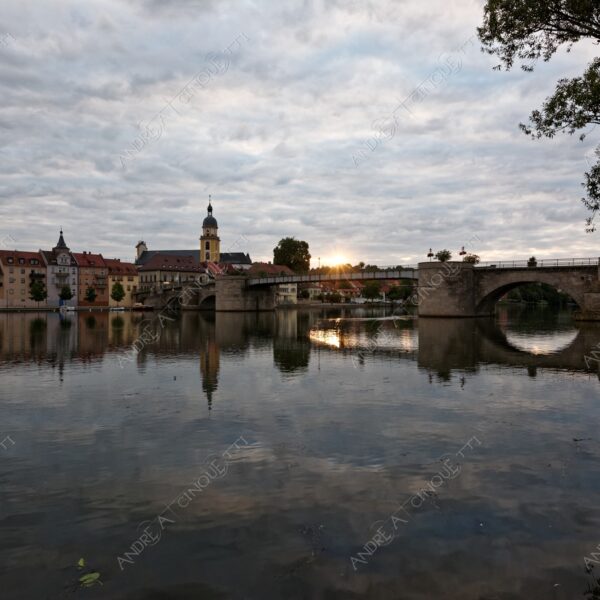 germania germany kitzingen riflessi reflections specchio mirror fiume river elba elbe village paese country chiesa church campanile bell tower steeple belfry nuvole clouds