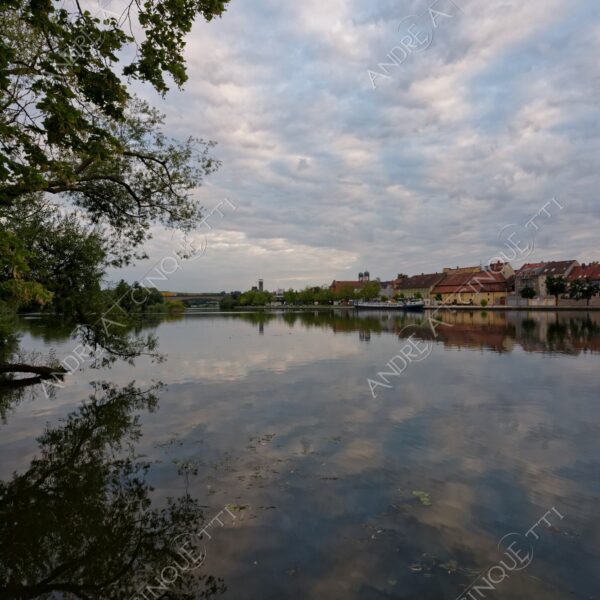 germania germany kitzingen riflessi reflections specchio mirror fiume river elba elbe village paese country chiesa church campanile bell tower steeple belfry nuvole clouds
