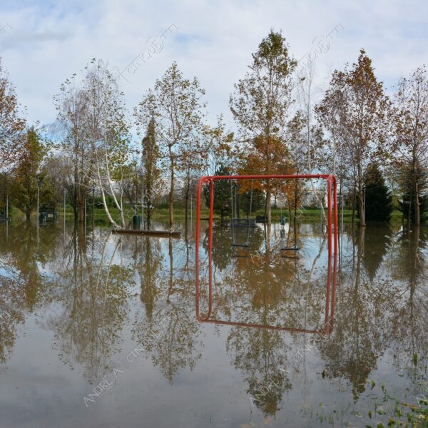 san donato milanese alluvione flood allagamento flooding riflessi reflecions specchio mirror pozzanghera puddle colori autunnali foliage parco giochi playground panchina bench