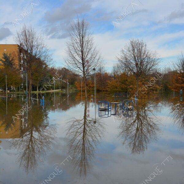 san donato milanese alluvione flood allagamento flooding riflessi reflecions specchio mirror pozzanghera puddle colori autunnali foliage parco giochi playground panchina bench