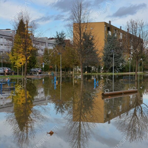 san donato milanese alluvione flood allagamento flooding riflessi reflecions specchio mirror pozzanghera puddle colori autunnali foliage parco giochi playground panchina bench
