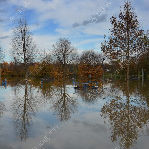 san donato milanese alluvione flood allagamento flooding riflessi reflecions specchio mirror pozzanghera puddle colori autunnali foliage parco giochi playground panchina bench